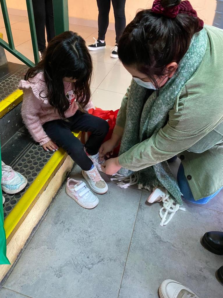 Exportadora Santa Cruz dona 23 pares de zapatillas a Hogar de niñas en Quillota